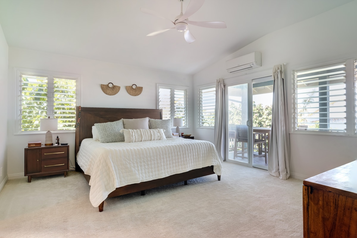Ocean-view bedroom in The Main House at La'au Paina Beachfront Estate